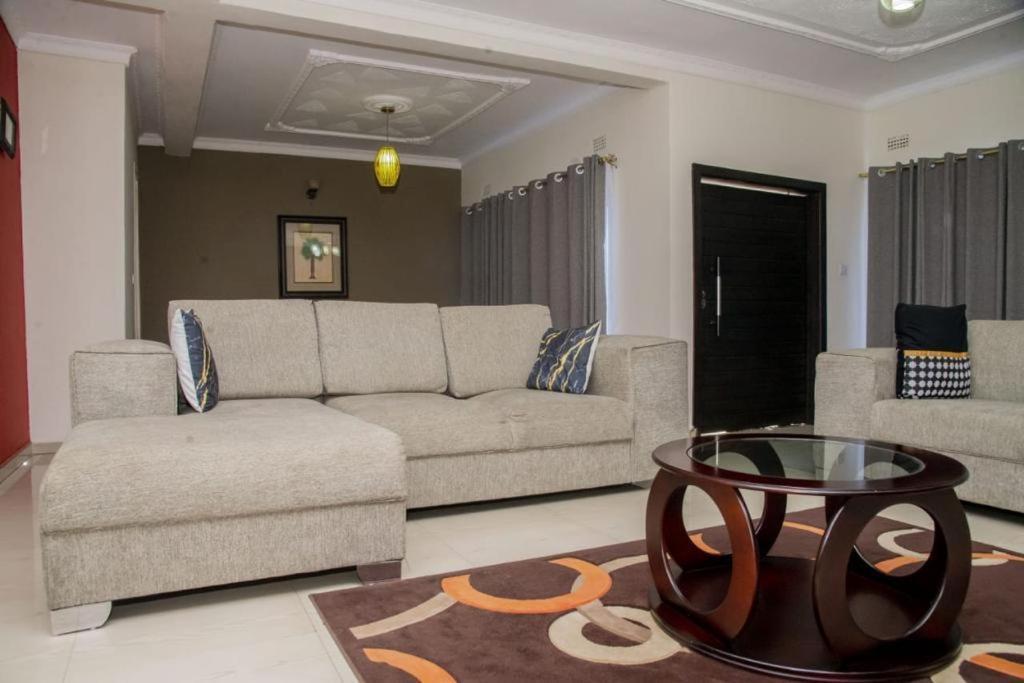 Royal Suites Apartments 卢萨卡 外观 照片