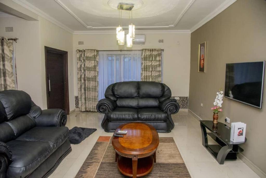 Royal Suites Apartments 卢萨卡 外观 照片