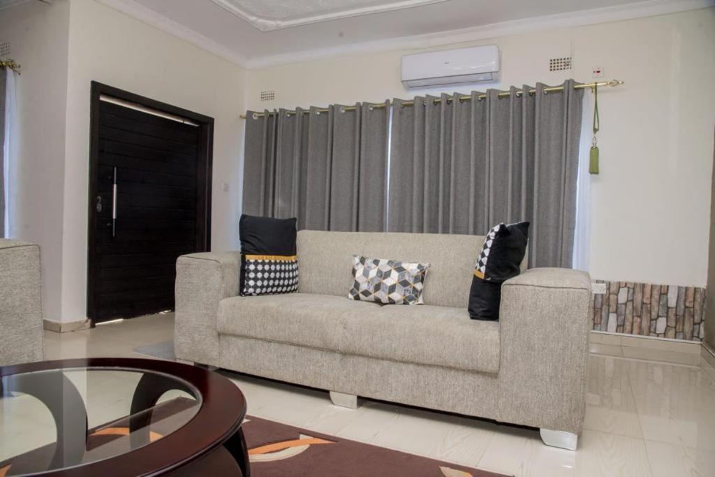 Royal Suites Apartments 卢萨卡 外观 照片